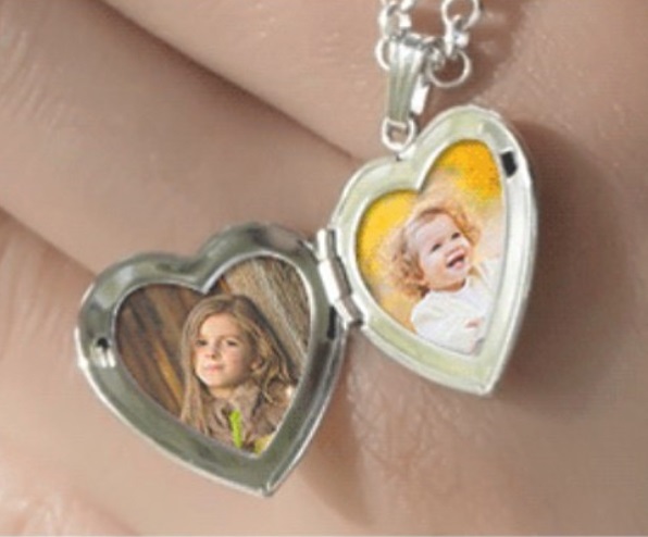 Show your loved one they are always on your mind with a beautiful heart locket! Enter for your chance to win the Holiday Heart Locket Giveaway.